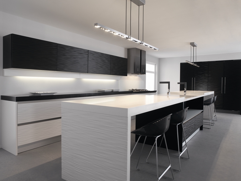 barek wolmostojący ,fronty MDF, klapy aluminiowe, aventos hf, szuflady tandembox z cichym domykiem, cokół aluminiopodobny, piekarnik i microfala zabudowane w słupku
